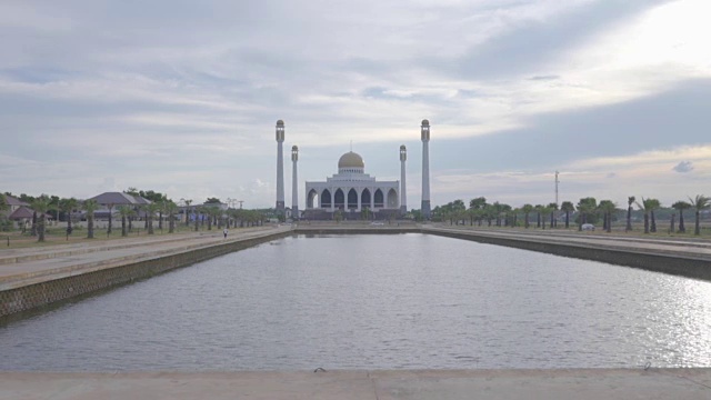 泰国松卡清真寺中央美丽的天空视频素材