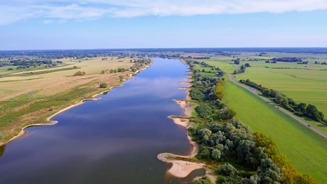 德国下萨克森州生物圈保护区“Niedersächsische Elbtalaue”和易北河鸟瞰图视频素材