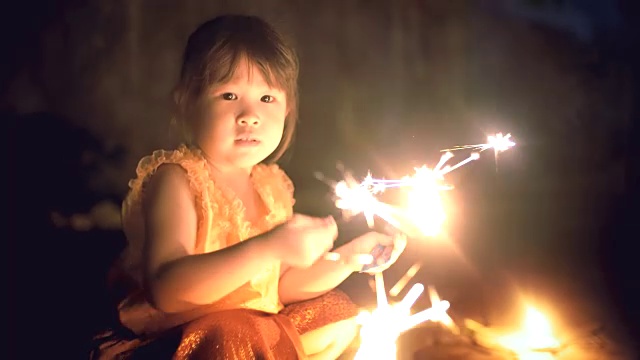 小女孩穿着泰国裙子和一个闪闪发光的loi kratong节日视频素材