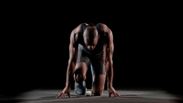 SLO MO LD非裔美国男子短跑运动员从起跑台出发视频素材