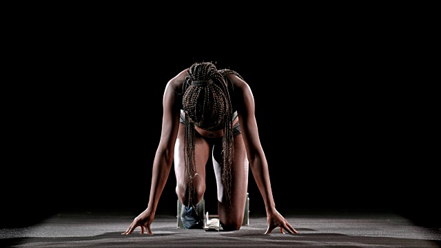 SLO MO LD非裔美国女子短跑运动员从起跑线上起飞视频素材