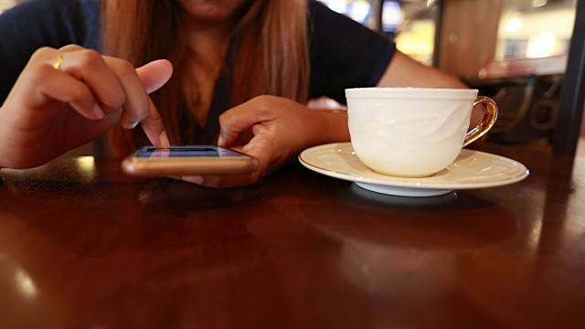 一个女人在咖啡店用平板电脑，慢镜头视频素材