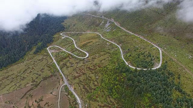 中国甘肃扎加纳蜿蜒山路鸟瞰图视频下载