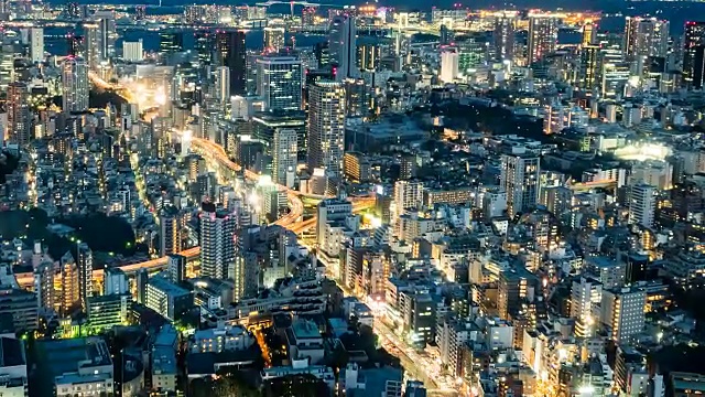 4K T/L倾斜:东京夜晚与道路上的汽车交通在东京城市，日本。高角度视图视频素材