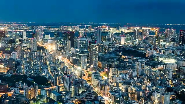 4K时间推移:东京塔的夜晚与道路上的汽车交通在东京城市，日本。高角度视图视频素材