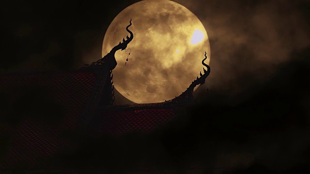 满月之夜泰国寺庙的美丽屋顶视频下载