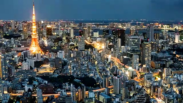4K T/L LS ZI HA:东京塔在夜间从道路上的汽车交通在东京城市，日本。高角度视图视频素材