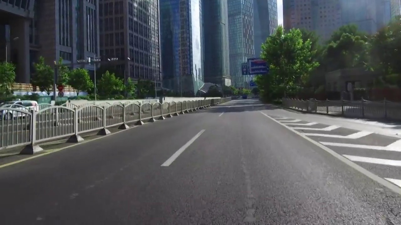 實時駕駛汽車在陸家嘴金融區，中國上海視頻素材