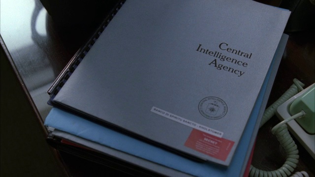 中央情报局的文件夹覆盖了一张办公桌。视频下载