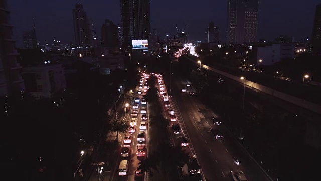 空中夜景的灯光在摩天大楼，泰国曼谷视频素材