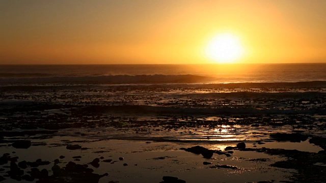 南非开普敦海面上的金色落日视频素材