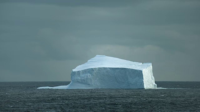 北极水域上的大冰山视频下载