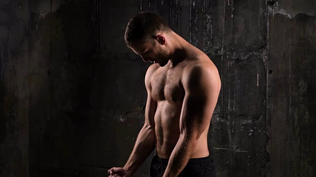 赤裸上身的年轻强壮的运动员用橡皮筋锻炼视频素材