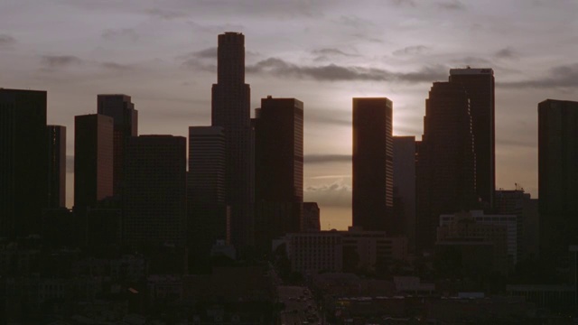 廣角鏡頭延時太陽升起后輪廓天際線/洛杉磯市中心視頻素材