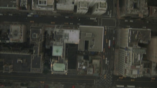 从空中俯瞰曼哈顿的高楼大厦。视频下载