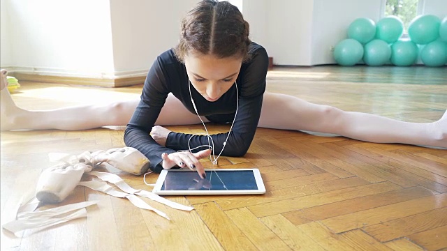 芭蕾舞女演员使用数码平板电脑。视频素材