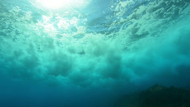 水下WS波扫过礁石视频下载