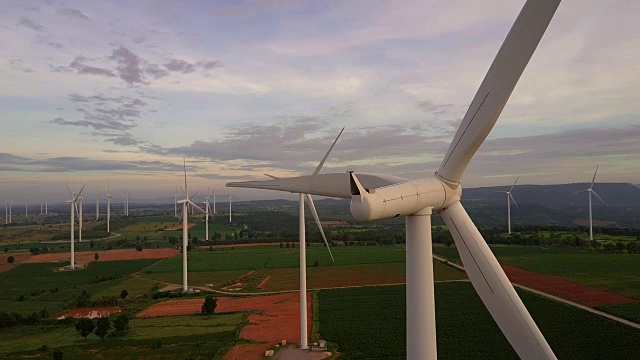 傍晚的风力涡轮机鸟瞰图-可再生能源视频素材