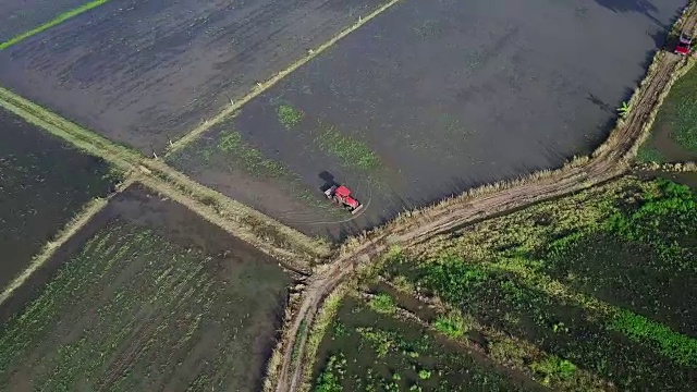 航拍图拖拉机在收获的田地在泰国视频素材