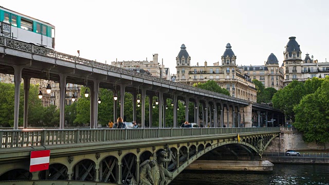 巴黎塞纳河上的伯尔-哈基姆桥上的交通视频素材
