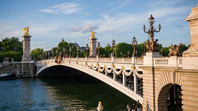 连接香榭丽舍大街和荣军院的巴黎亚历山大三世大桥视频素材