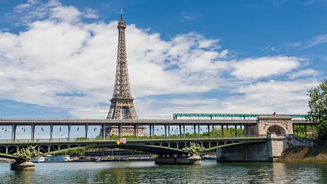 巴黎地铁在伯尔-哈基姆桥上穿越塞纳河，背景是埃菲尔铁塔视频素材