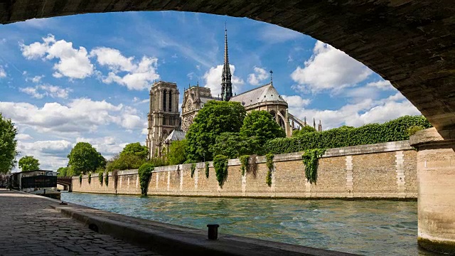 从巴黎圣母院桥下俯瞰巴黎圣母院视频下载