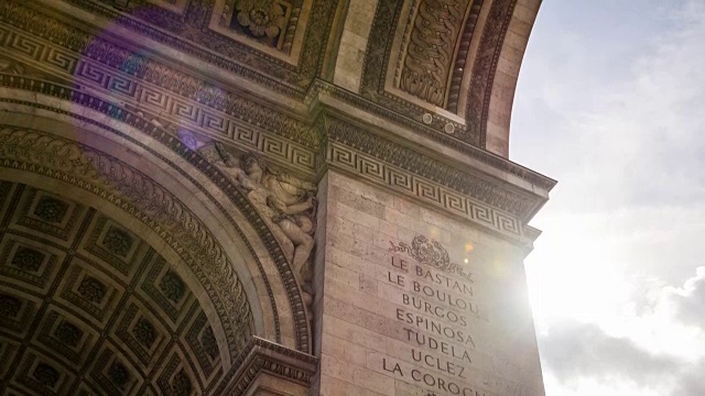 在巴黎看凯旋门纪念碑正面的雕刻视频素材