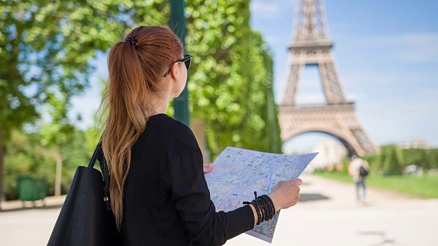 一名女子在巴黎旅游景点地图上看埃菲尔铁塔视频素材