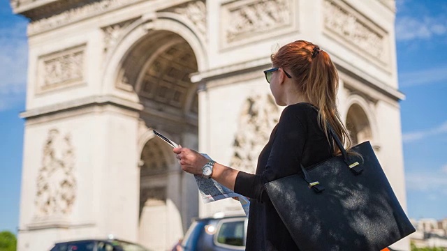 在巴黎欣赏凯旋门的女游客视频下载