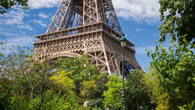 仰望巴黎的埃菲尔铁塔视频素材
