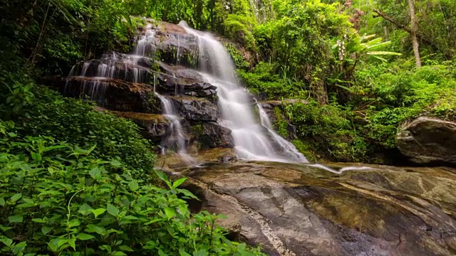 瀑布和绿色自然时光流逝，自然镜头背景，缩放运动视频下载