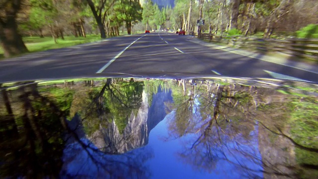 CAR的观点，沿着道路通过约塞米蒂国家公园/酋长在反思视频素材