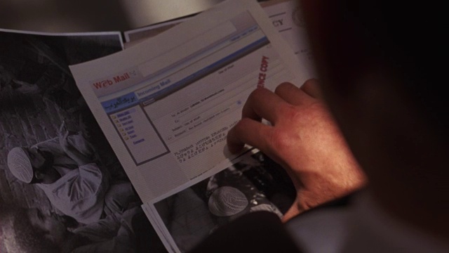 一个FBI探员在查看文件夹里的文件。视频下载