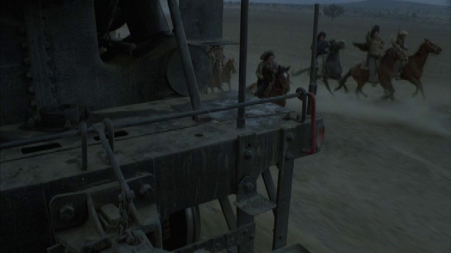 骑在蒸汽机上的士兵和骑在马背上的战士在战斗。视频素材