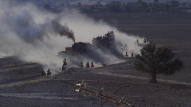 马背上的士兵正在追赶蒸汽机。视频素材