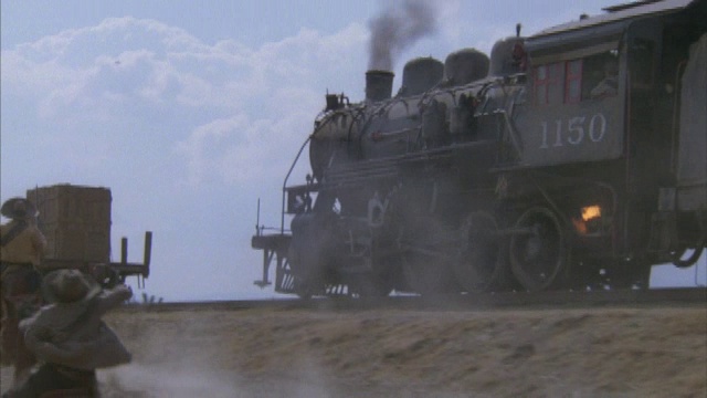 一群追逐蒸汽火车的匪徒。视频素材