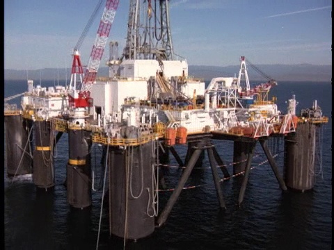 一个近海石油钻井平台在加利福尼亚附近的海洋上作业。视频素材
