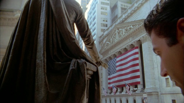近距离看纽约证券交易所大楼的商人/美国国旗视频下载