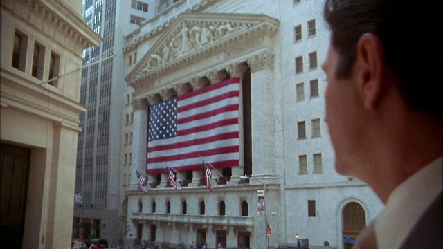 近距离观察纽约证券交易所的商人带着美国国旗视频下载