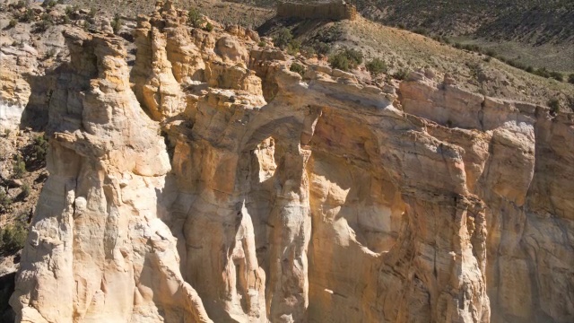 宽阔的高角度到低角度拍摄的拱形岩石形成/大楼梯Escalante国家纪念碑，犹他州，美国视频下载