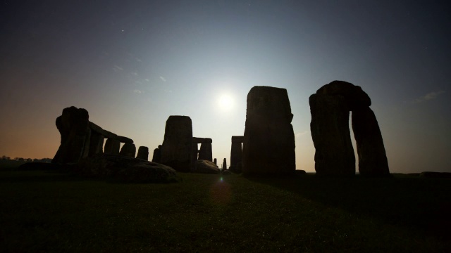 英国威尔特郡，月亮和云在史前巨石阵纪念碑上的移动轨迹视频素材