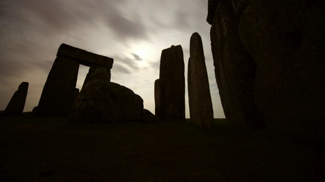 英国威尔特郡，月亮和云在史前巨石阵纪念碑上的移动轨迹视频素材