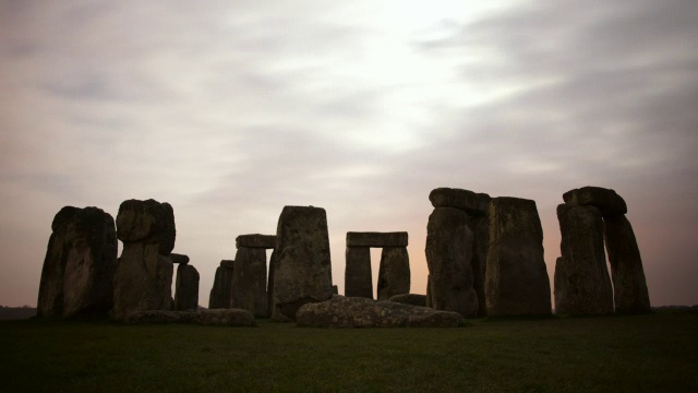 英国威尔特郡，史前巨石阵纪念碑上的“延时云”视频素材