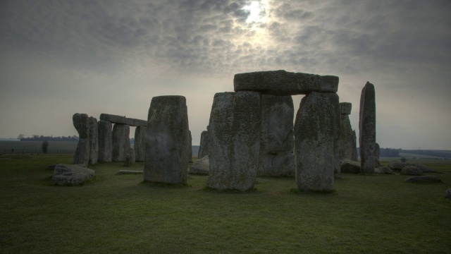 英国威尔特郡史前巨石阵纪念碑上的太阳轨迹视频素材