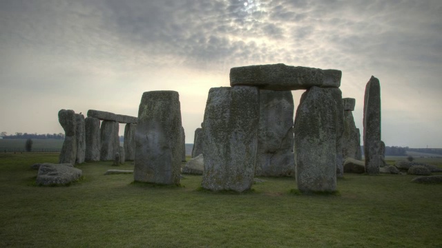 英国威尔特郡史前巨石阵纪念碑上的太阳轨迹视频素材