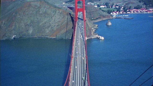 20世纪60年代的高角度缩小金门大桥的交通视频素材
