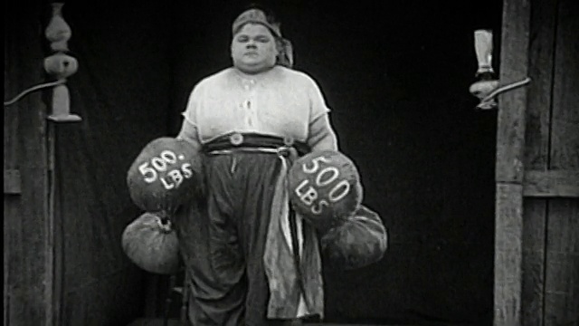 1935年黑白两色的中枪胖男孩在假举重视频下载