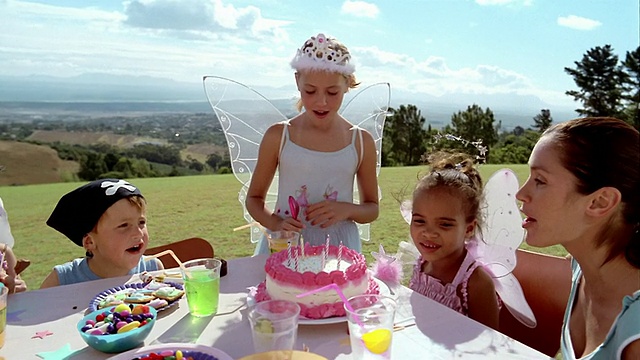 在南非的生日聚会上，中镜头的妈妈给穿着戏服的孩子们带来生日蛋糕视频下载