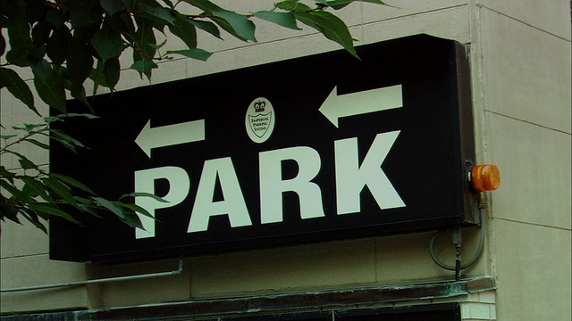 美国纽约曼哈顿城市停车场外的CU标志上写着“带有箭头的公园”视频素材